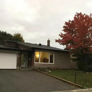 Private 5 Min Finch West Subway - York Guest house Toronto