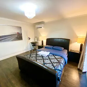 - Affordable With Smart Tv, Shared Kitchen Guest house Montreal